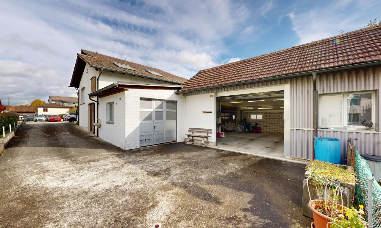 außenansicht mit day time, property visible, und auffahrt