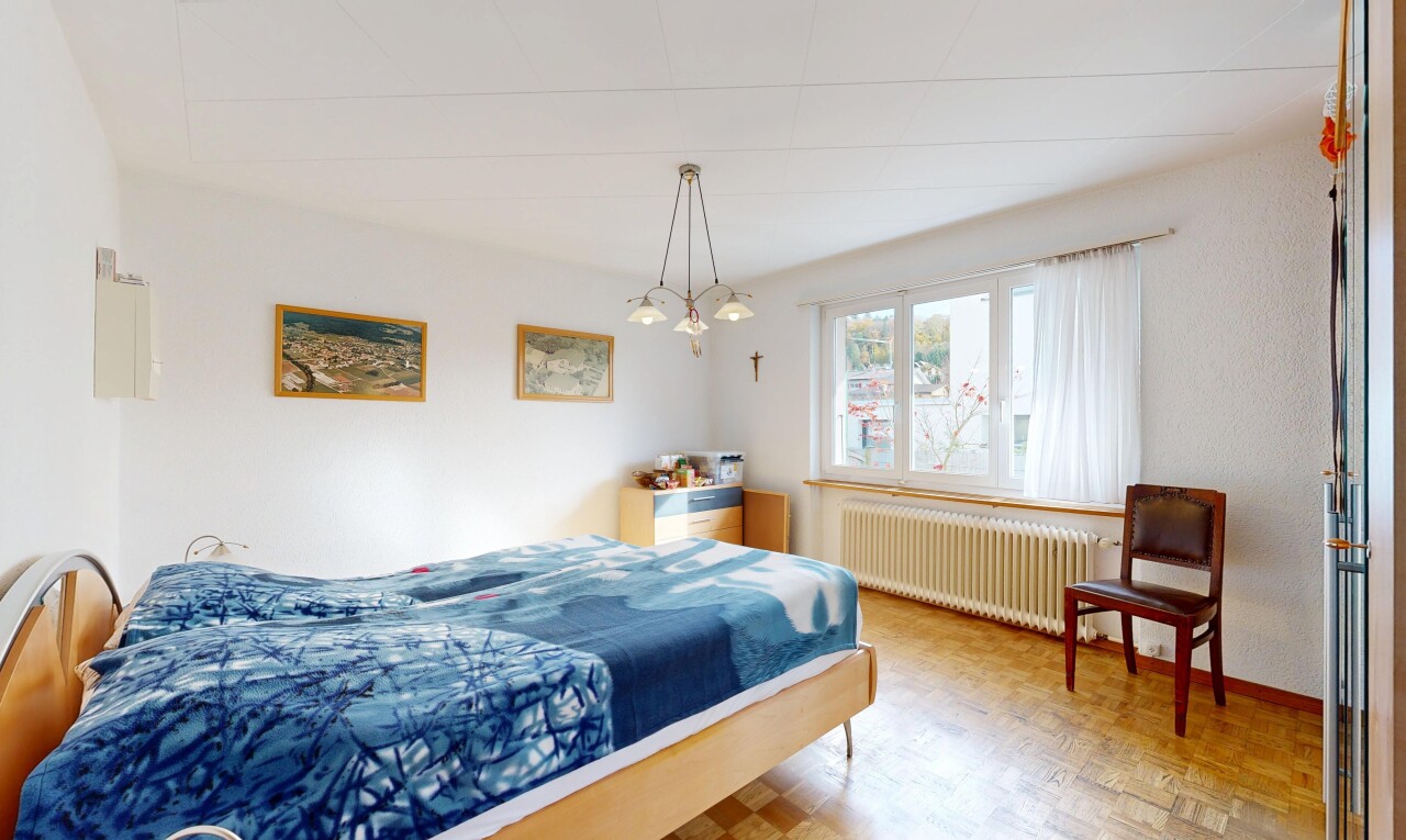 zimmer / schlafzimmer mit kühler, natural light, natürliches licht, inside property, und parquet floor