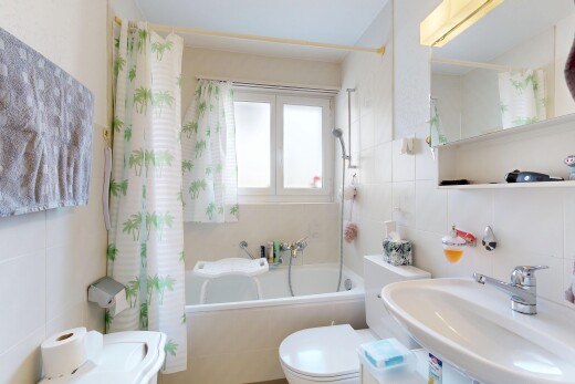 bad mit tile wall, fliesenwand, toilette, spiegel, und inside property