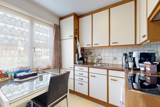 küche mit weiße schränke, natürliches licht, natural light, inside property, und küchenrückwand beim herd