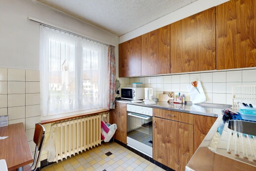 küche mit mittelbraune schränke, textured ceiling, spritzputz decke, ofen, und kühler