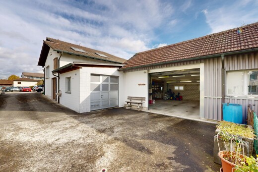 außenansicht mit day time, property visible, und auffahrt