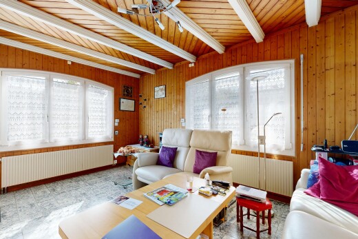 wohnzimmer mit kühler, wood wall, holzwand, inside property, und beamed ceiling