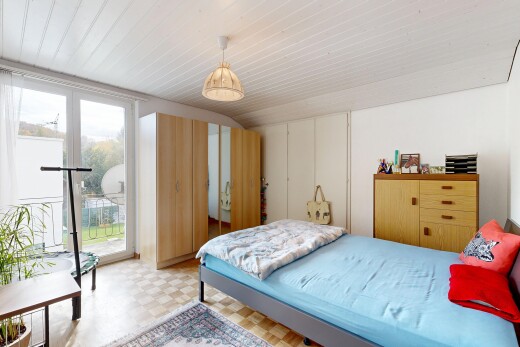 zimmer / schlafzimmer mit natürliches licht, natural light, inside property, außenzugang, und vinylboden