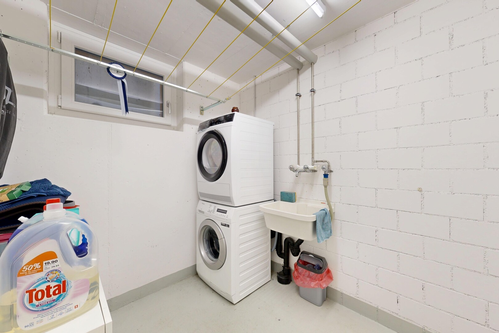 wäschekammer mit inside property, waschturm, wäscherei, baseboards wall, und sockelleisten