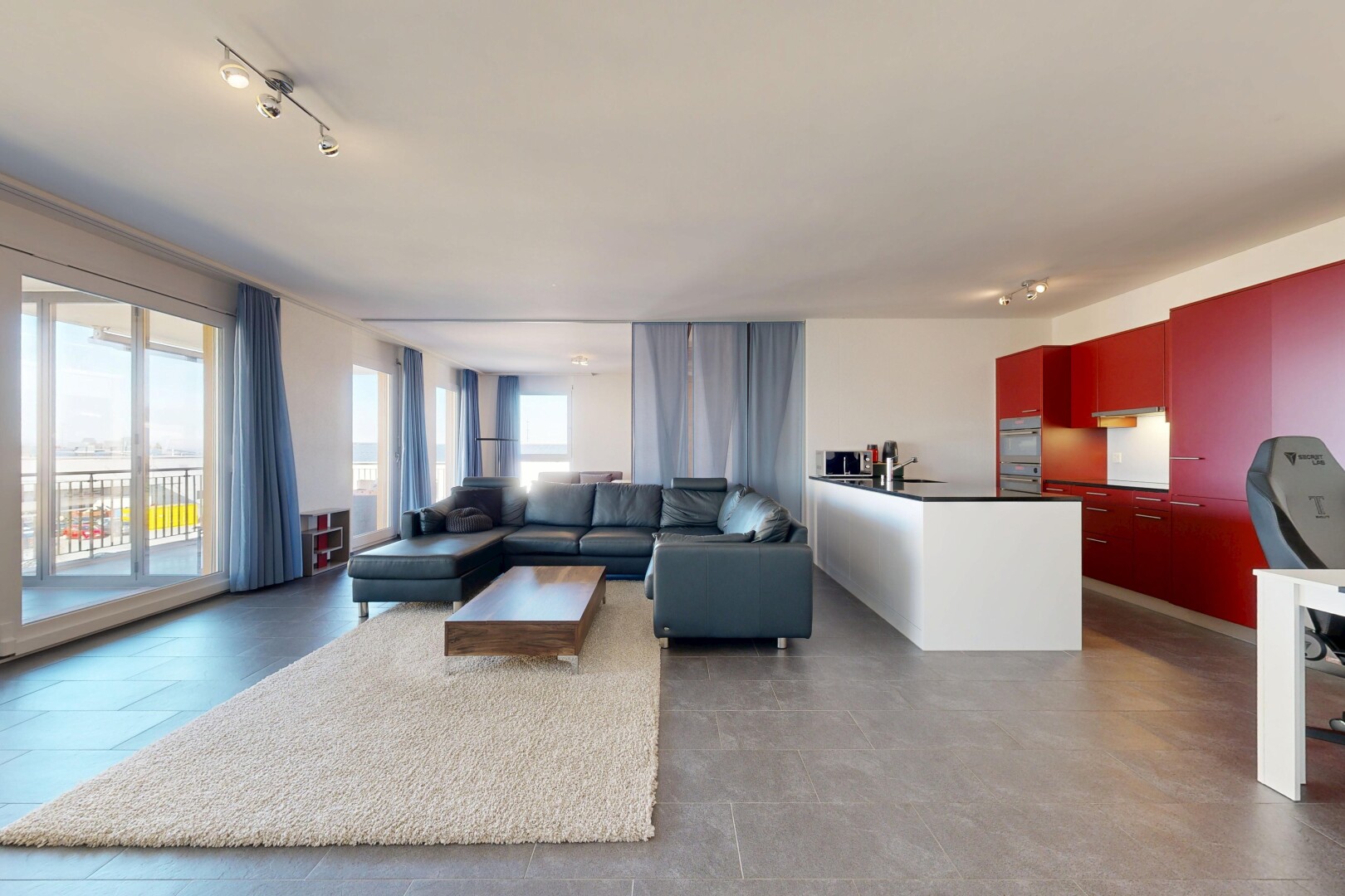 wohnzimmer mit inside property, natürliches licht, natural light, gipskartonwand, und drywall