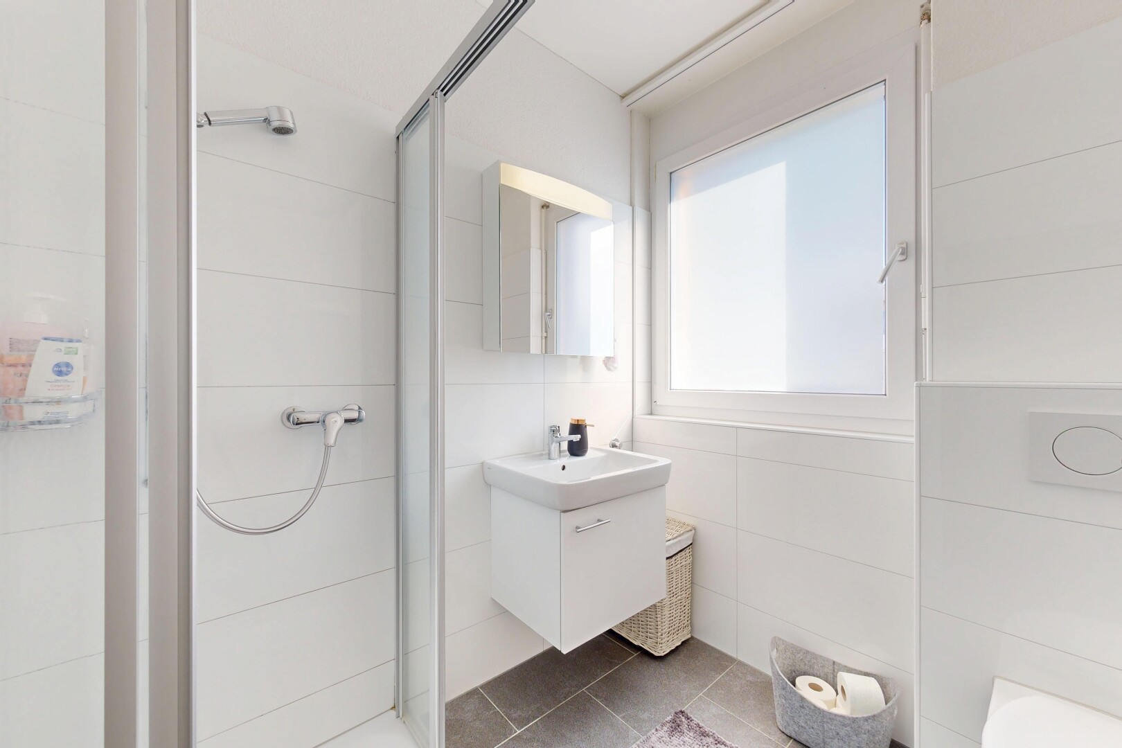 bad mit natural light, natürliches licht, komplettes badezimmer, schminktisch, und spiegel