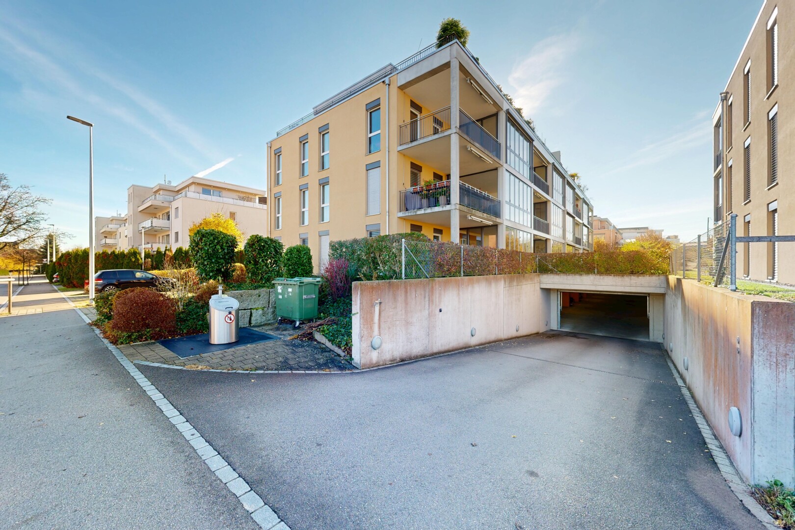 außenansicht mit day time, blick auf wohnanlage, und apartment complex view