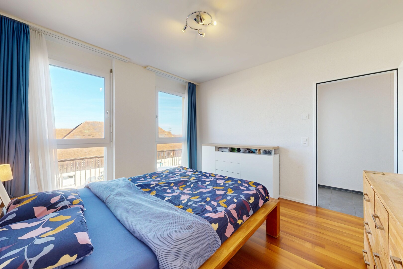 zimmer / schlafzimmer mit natural light, natürliches licht, wood finish floor, holzfußboden, und drywall