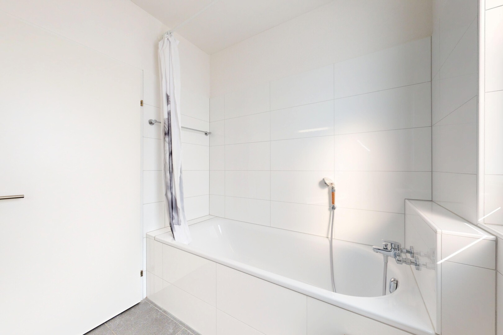 bad mit komplettes badezimmer, inside property, drywall, gipskartonwand, und kombiniertes bad / dusche