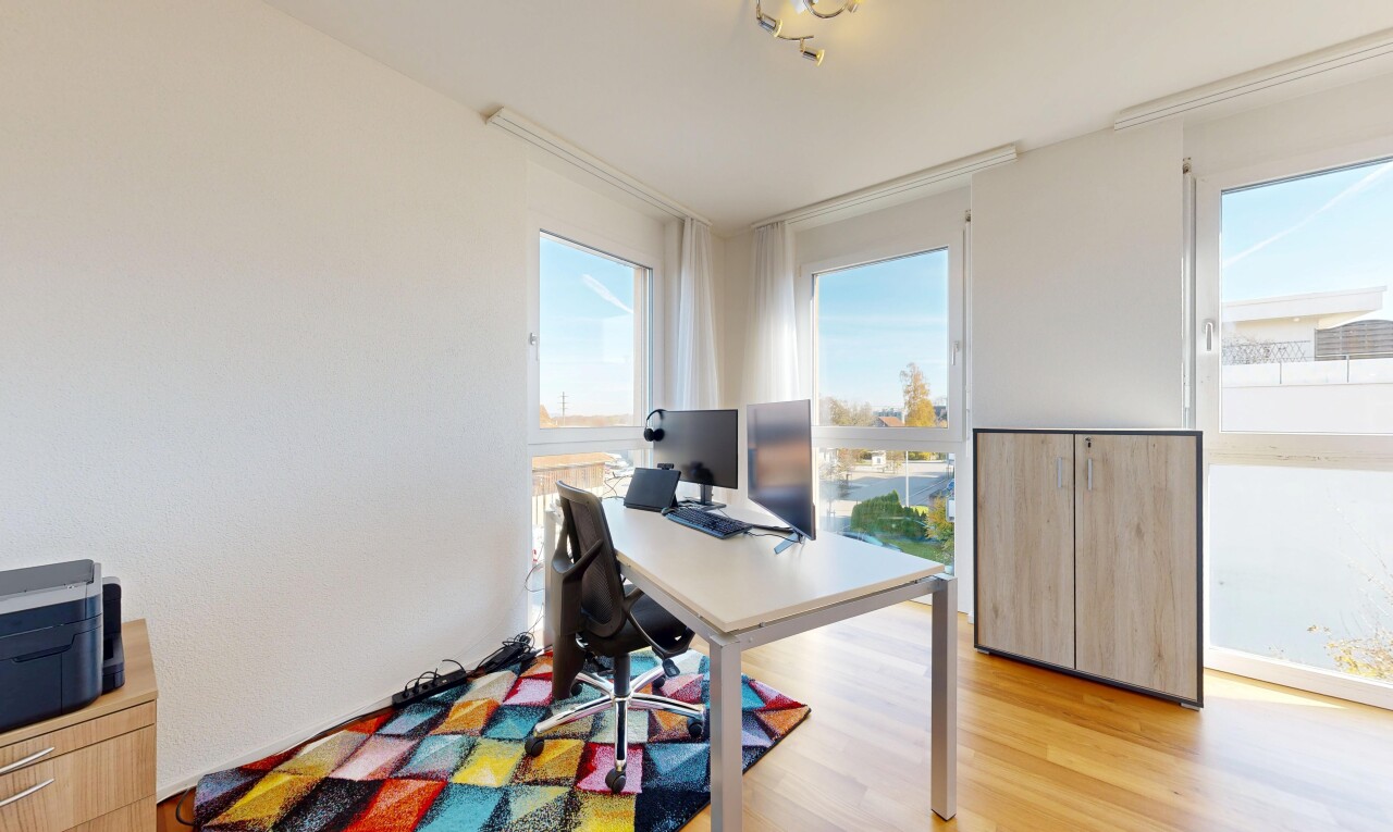 büro mit bürobereich, wood finish floor, holzfußboden, drywall, und gipskartonwand