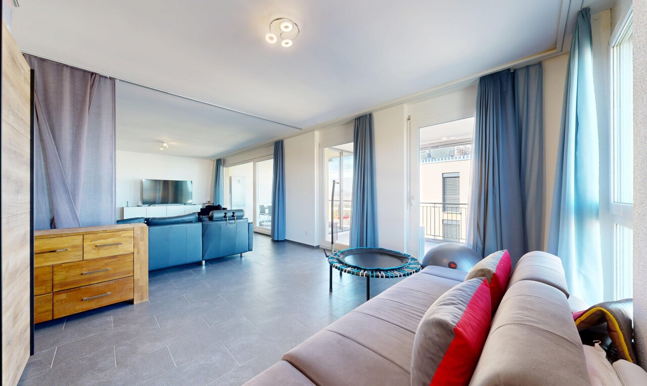 wohnzimmer mit natürliches licht, natural light, inside property, fernseher, und gipskartonwand