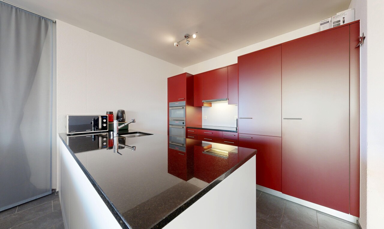 küche mit schränke mit flachen paneelen, durchgangsküche, inside property, fliesenboden, und tile floor