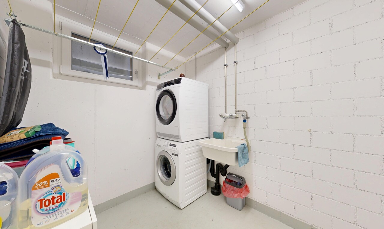 wäschekammer mit inside property, waschturm, wäscherei, baseboards wall, und sockelleisten