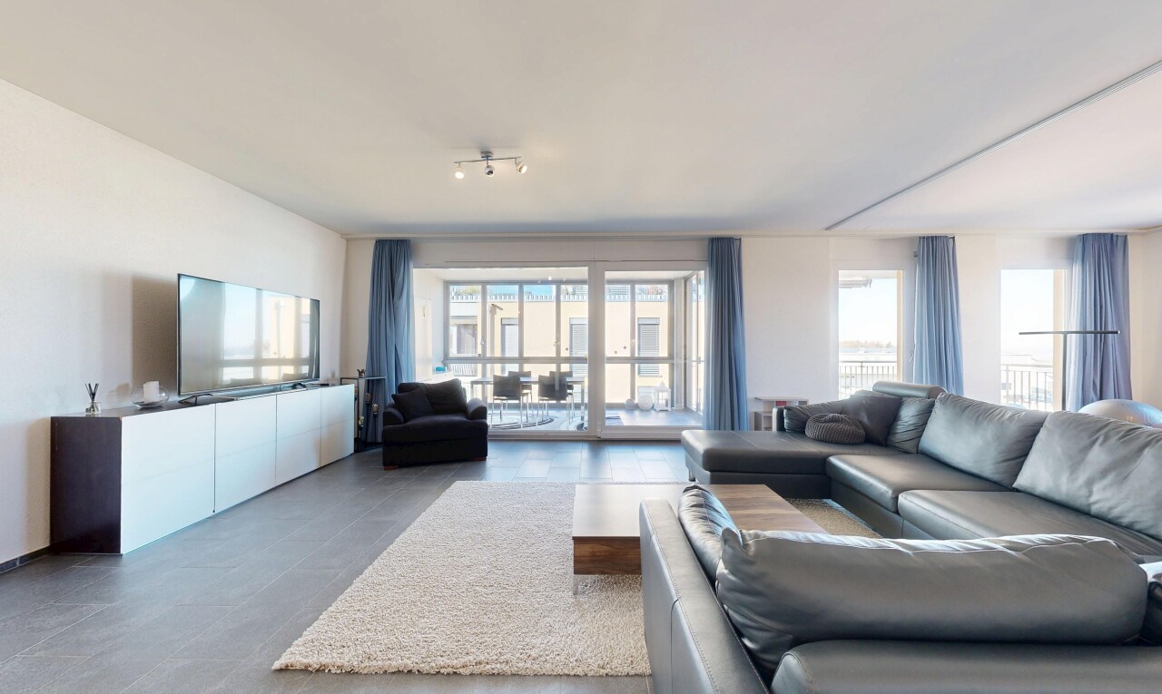 wohnzimmer mit fernseher, inside property, natural light, natürliches licht, und drywall