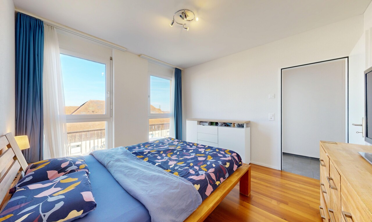 zimmer / schlafzimmer mit natural light, natürliches licht, wood finish floor, holzfußboden, und drywall