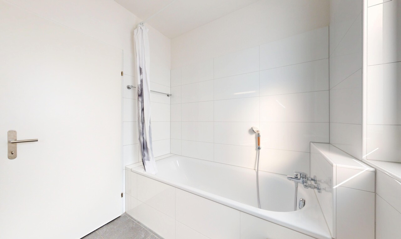 bad mit komplettes badezimmer, inside property, drywall, gipskartonwand, und kombiniertes bad / dusche