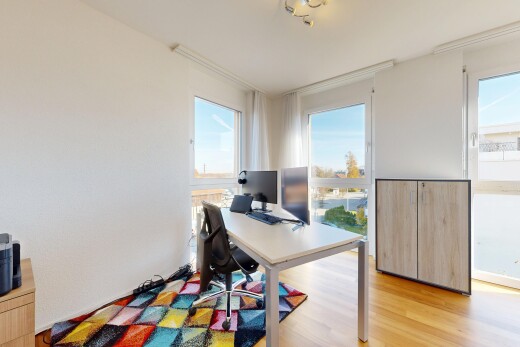 büro mit bürobereich, wood finish floor, holzfußboden, drywall, und gipskartonwand