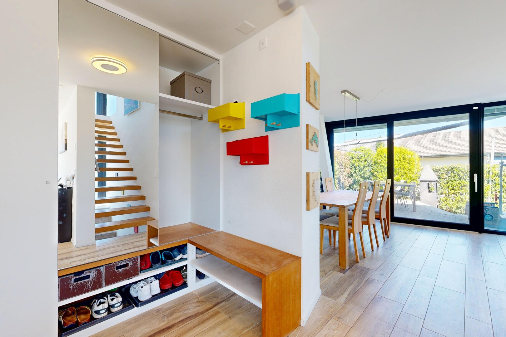 treppe mit treppen, inside property, holzfußboden, wood finish floor, und natürliches licht