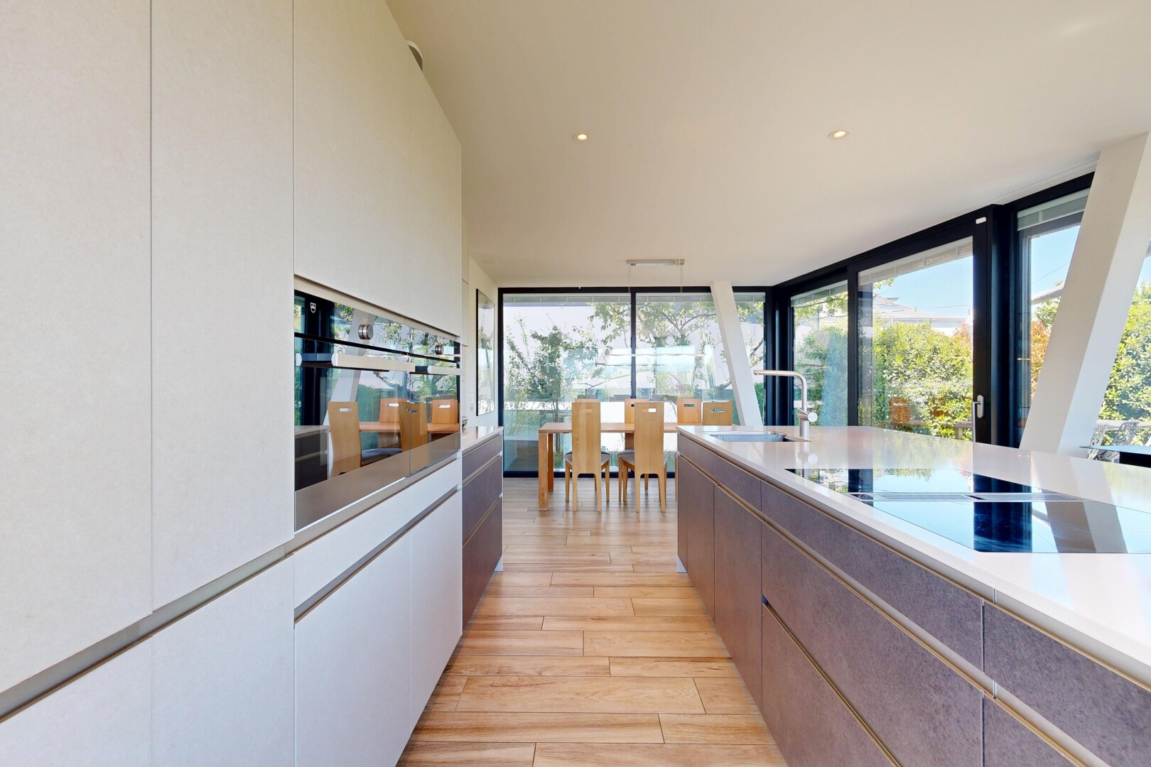 küche mit flat panel cabinets, schränke mit flachen paneelen, light floor, light countertops, und ofen