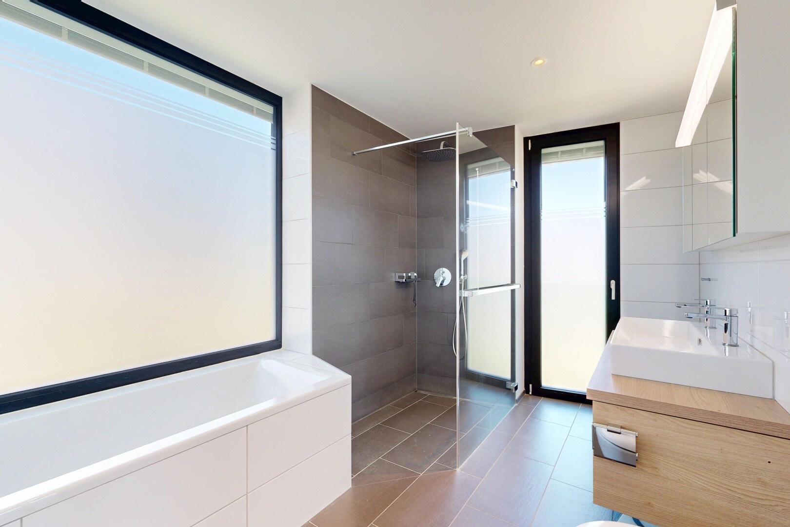 bad mit bad, dusche, schminktisch, komplettes badezimmer, und fliesenboden