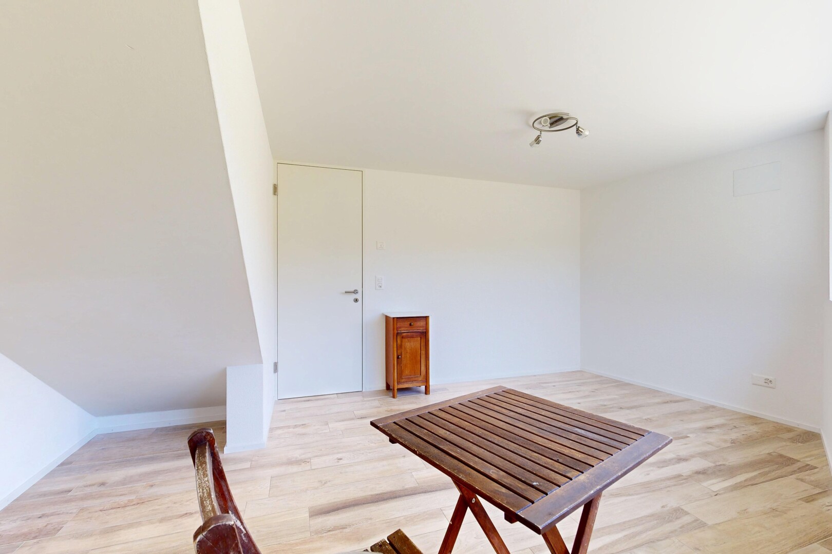 leerer raum mit gipskartonwand, drywall, holzfußboden, wood finish floor, und inside property