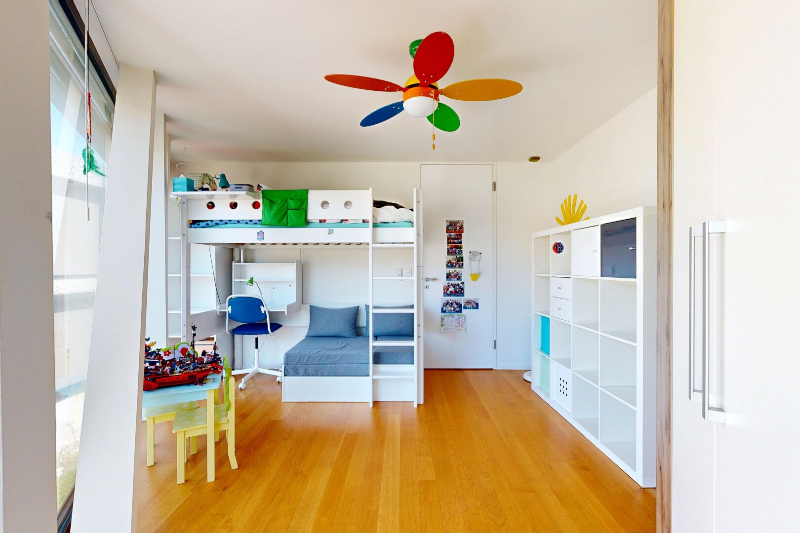zimmer / schlafzimmer mit inside property, holzfußboden, wood finish floor, light floor, und gipskartonwand