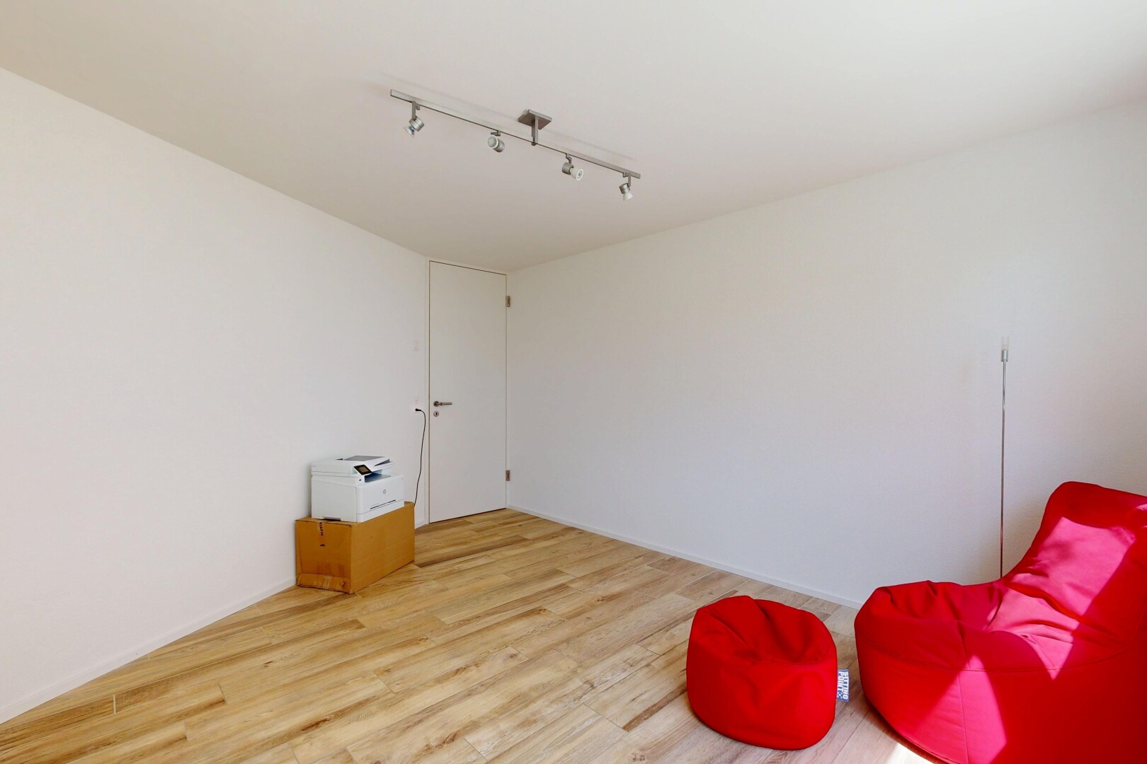 leerer raum mit wood finish floor, holzfußboden, drywall, gipskartonwand, und inside property