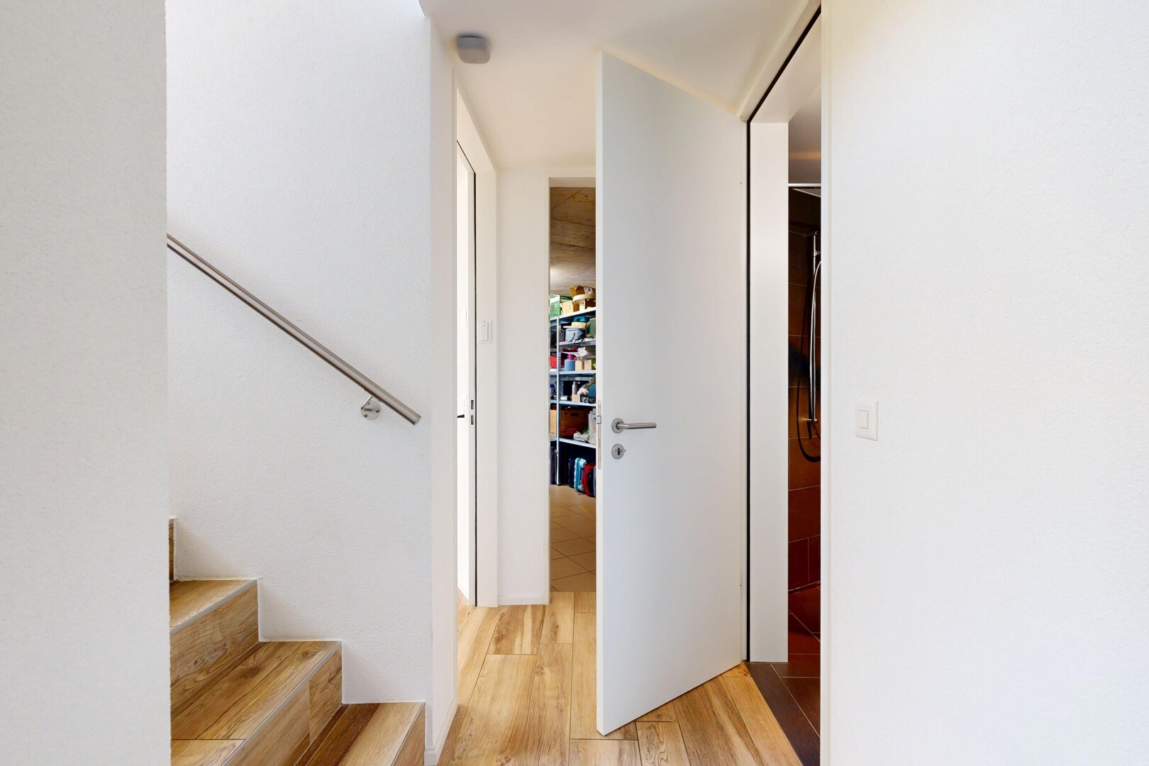 treppe mit holzfußboden, wood finish floor, inside property, treppen, und gipskartonwand