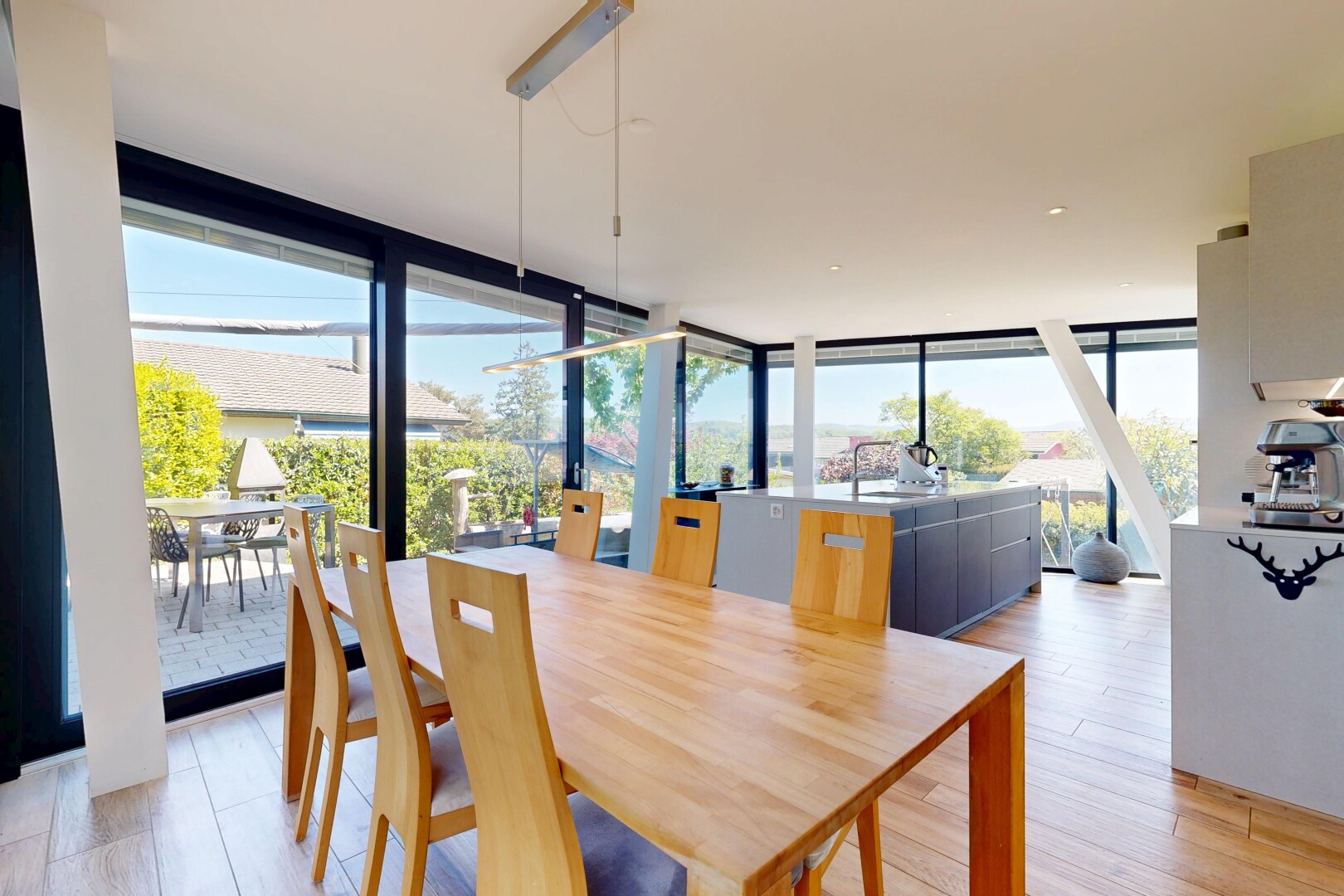 esszimmer mit day time, light floor, inside property, natürliches licht, und natural light