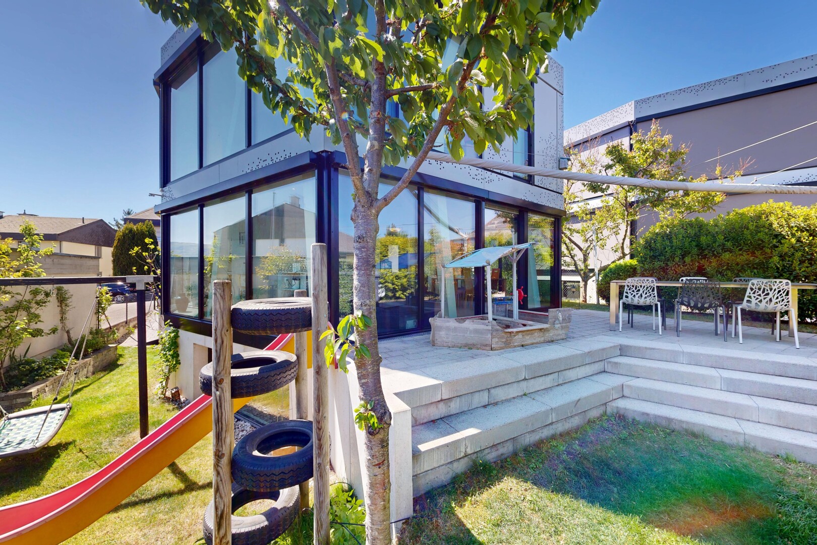 terrasse mit day time und essbereich im freien