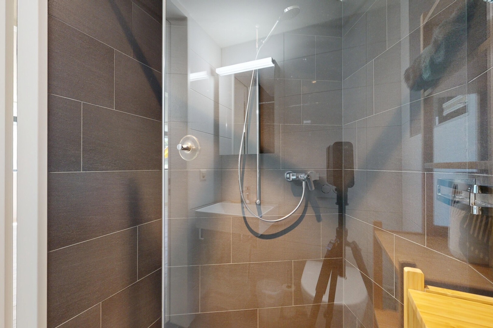 bad mit dusche, komplettes badezimmer, und inside property