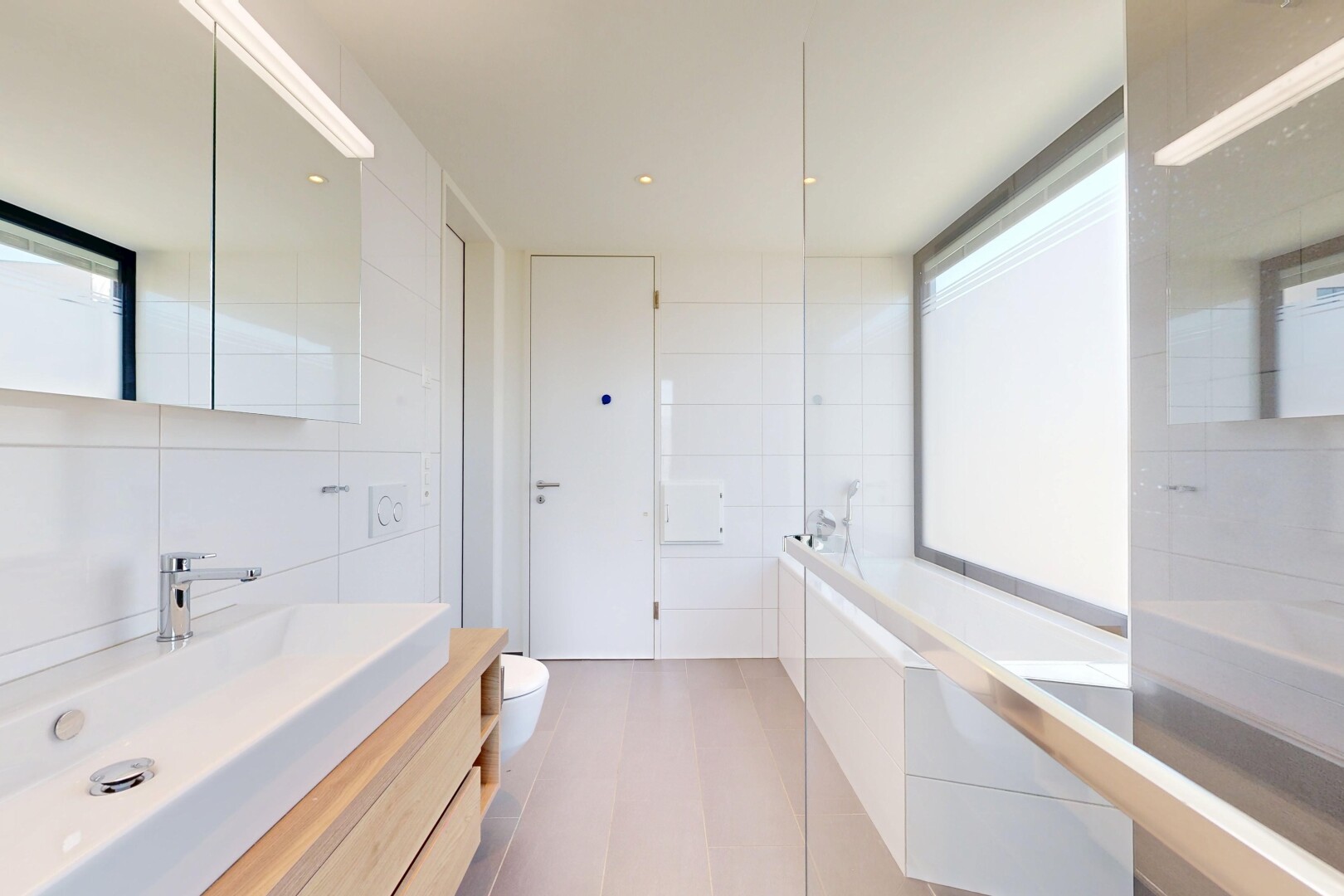 bad mit spiegel, schminktisch, tile wall, fliesenwand, und inside property