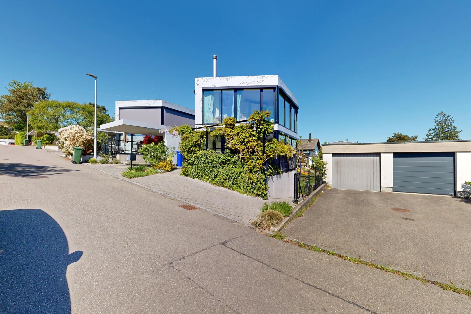 außenansicht mit day time, freistehende garage, glasverkleidung, und außenansicht