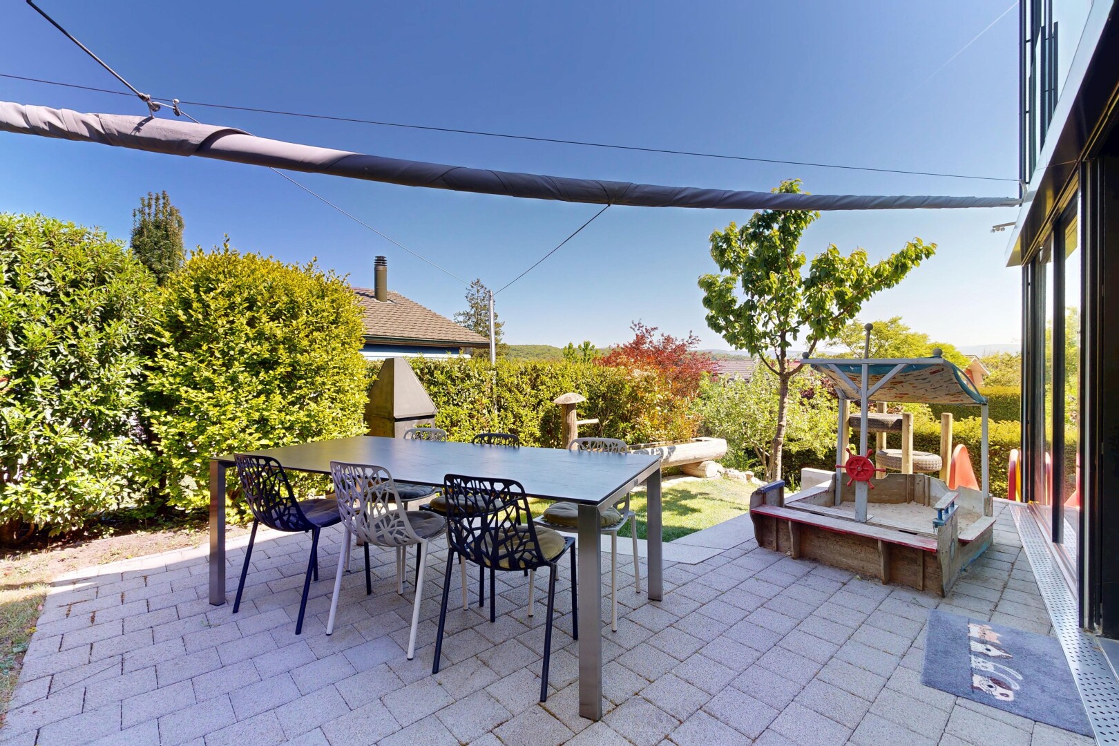 terrasse mit essbereich im freien, terrasse, day time, from property, und power lines view