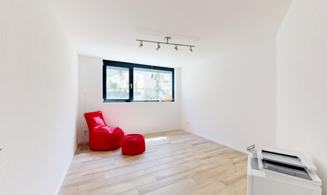 leerer raum mit holzfußboden, wood finish floor, inside property, deckenbeleuchtung, und track lighting