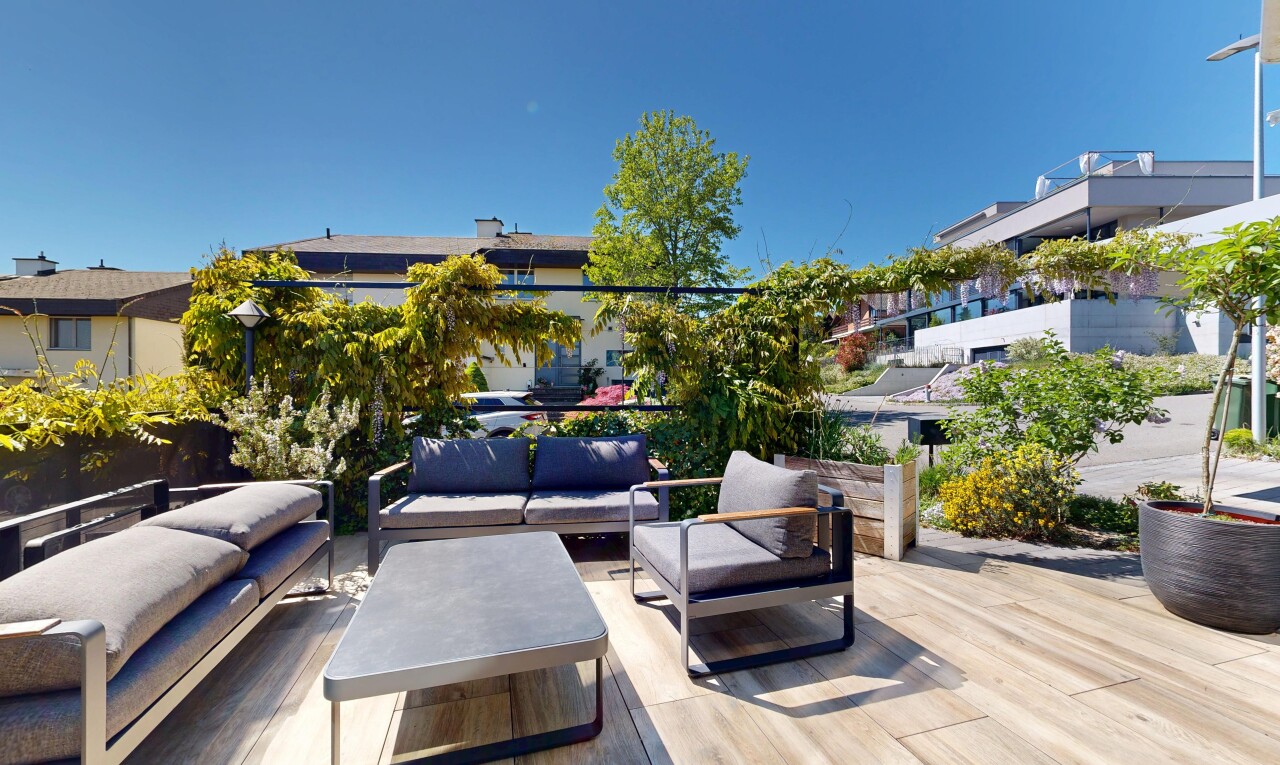 terrasse mit day time und wohnraum im freien