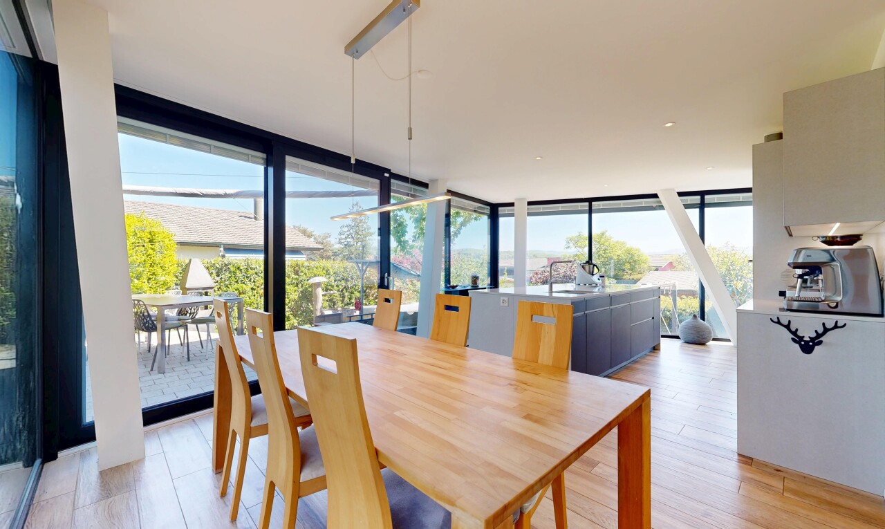 esszimmer mit day time, light floor, inside property, natürliches licht, und natural light