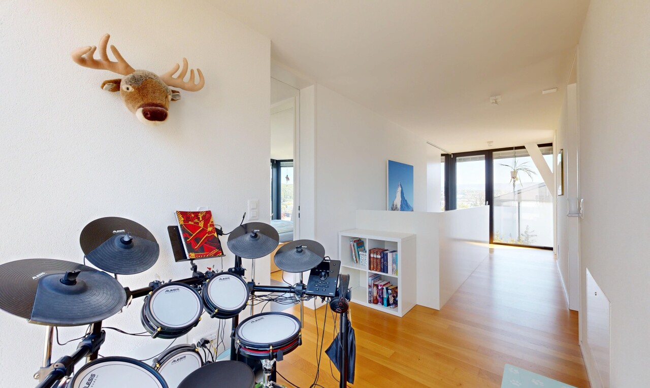 wohn- / esszimmer mit gipskartonwand, drywall, holzfußboden, wood finish floor, und natürliches licht