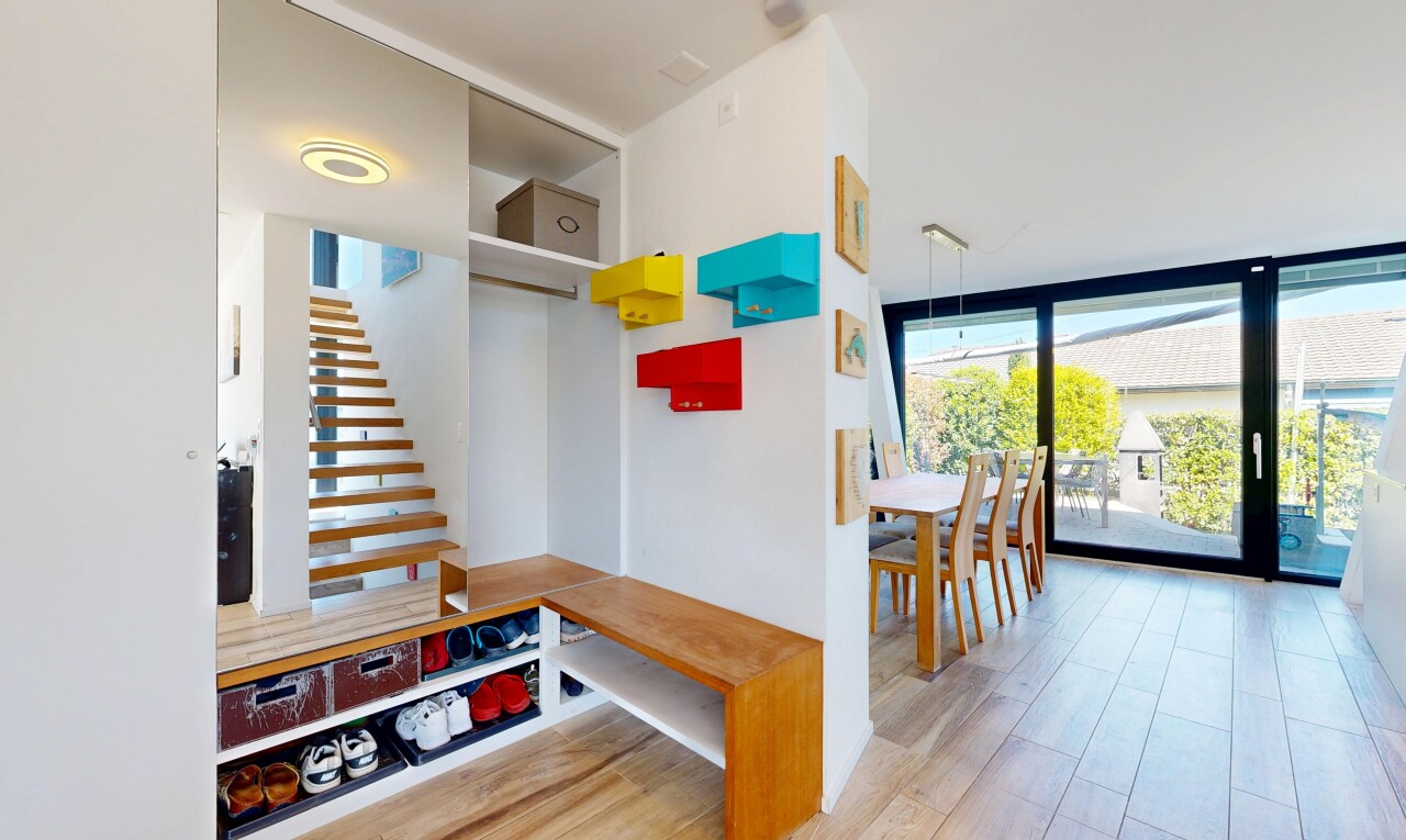 treppe mit treppen, inside property, holzfußboden, wood finish floor, und natürliches licht