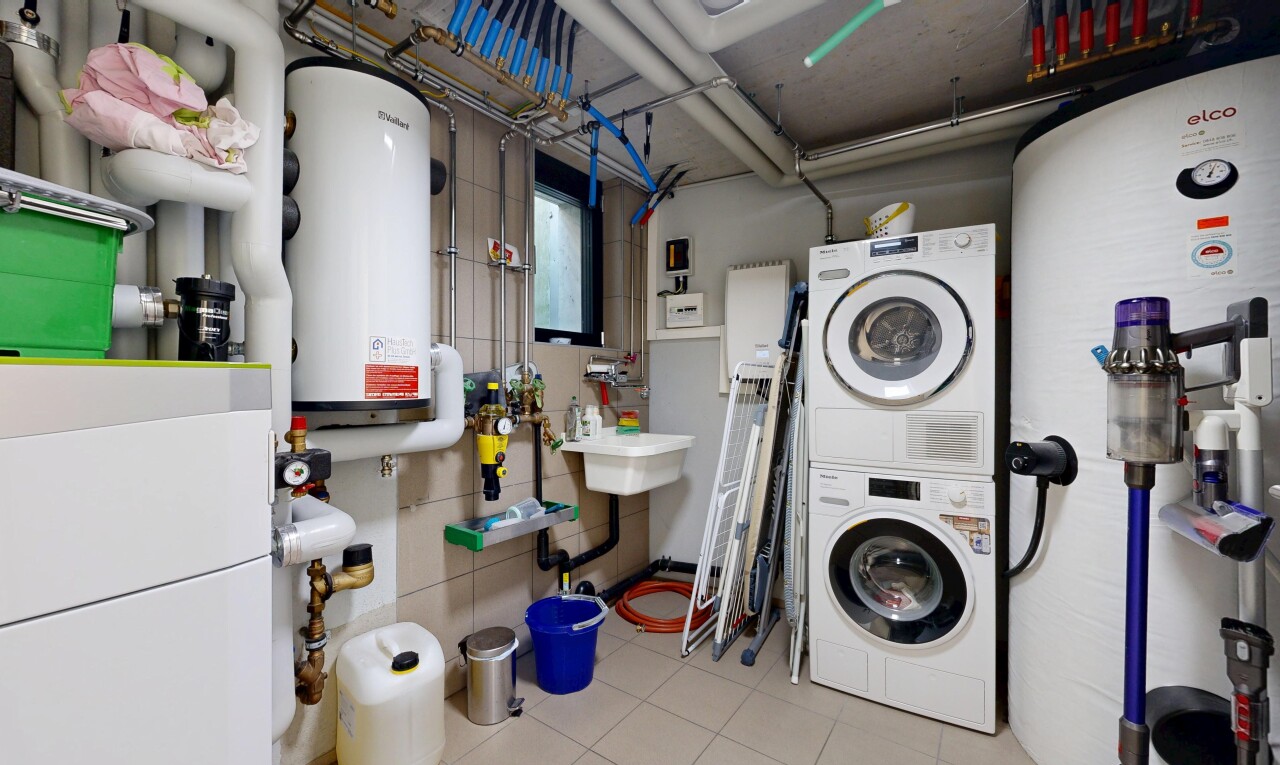 wäschekammer mit waschturm, light floor, wasserkocher, inside property, und fliesenboden