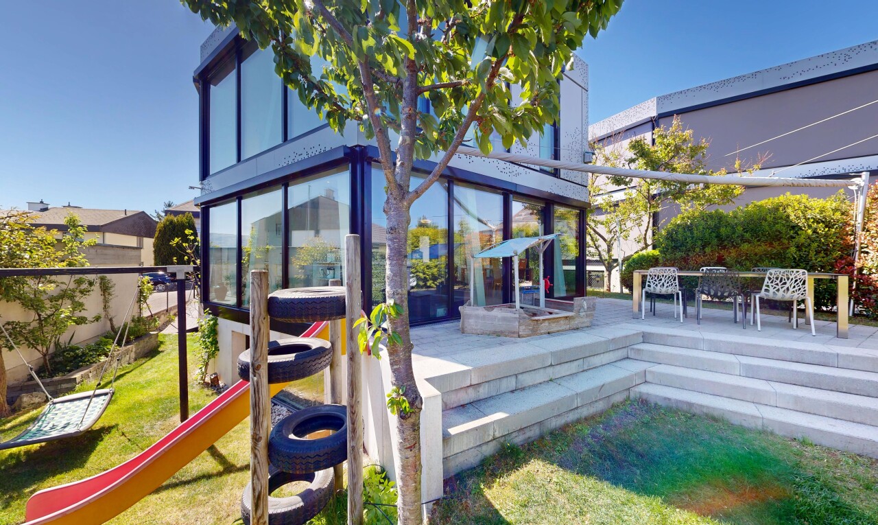 terrasse mit day time und essbereich im freien