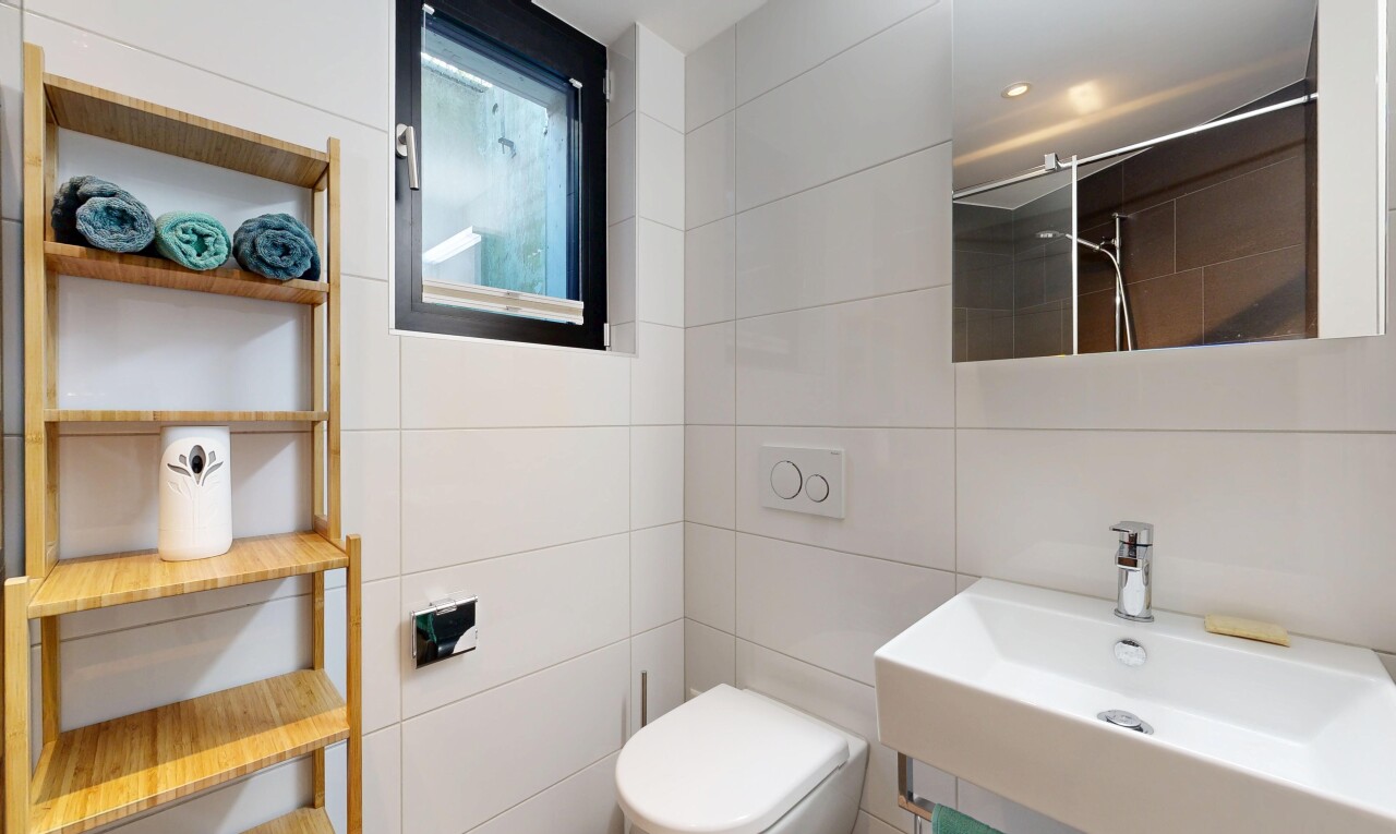 bad mit waschbecken, spiegel, tile wall, fliesenwand, und dusche