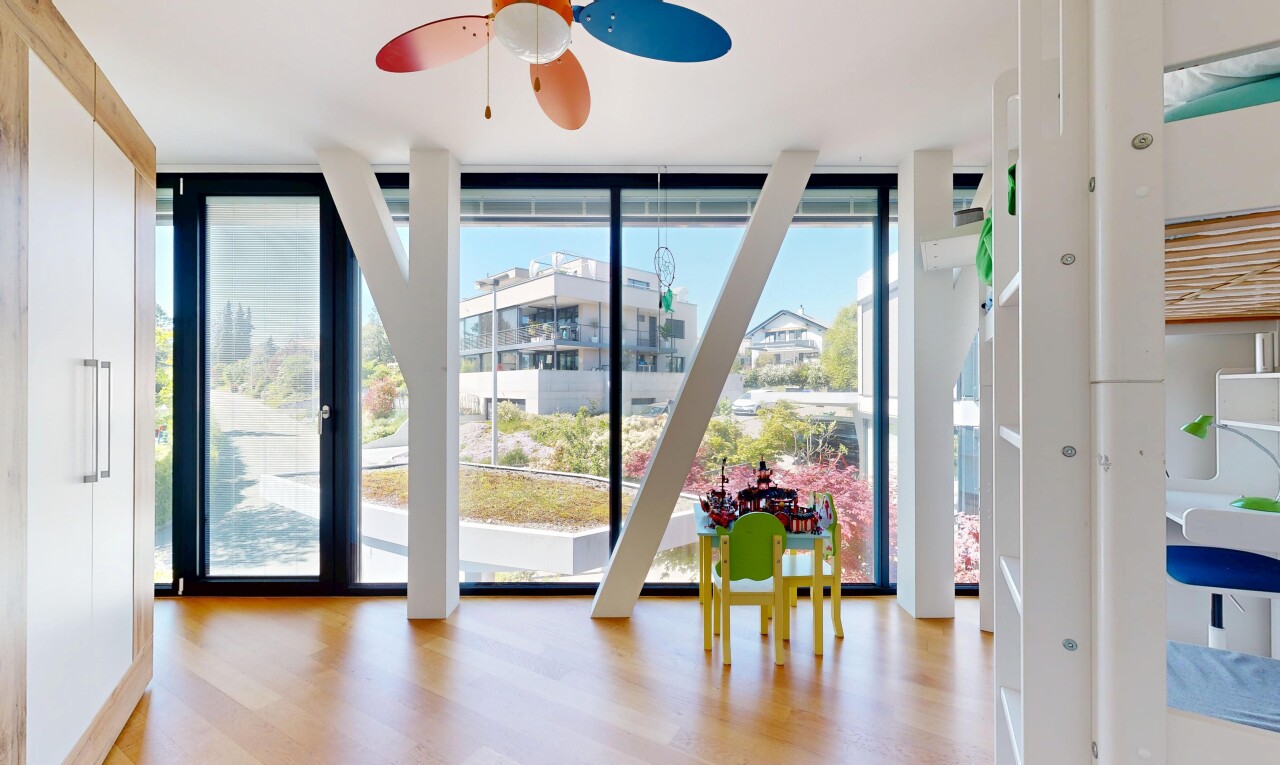 esszimmer mit floor ceiling windows, bodendeckenfenster, inside property, day time, und wood finish floor