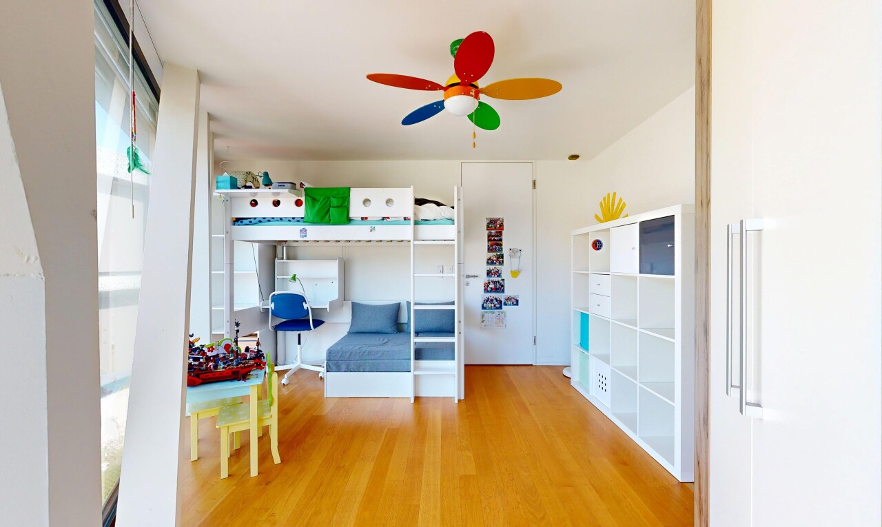 zimmer / schlafzimmer mit inside property, holzfußboden, wood finish floor, light floor, und gipskartonwand