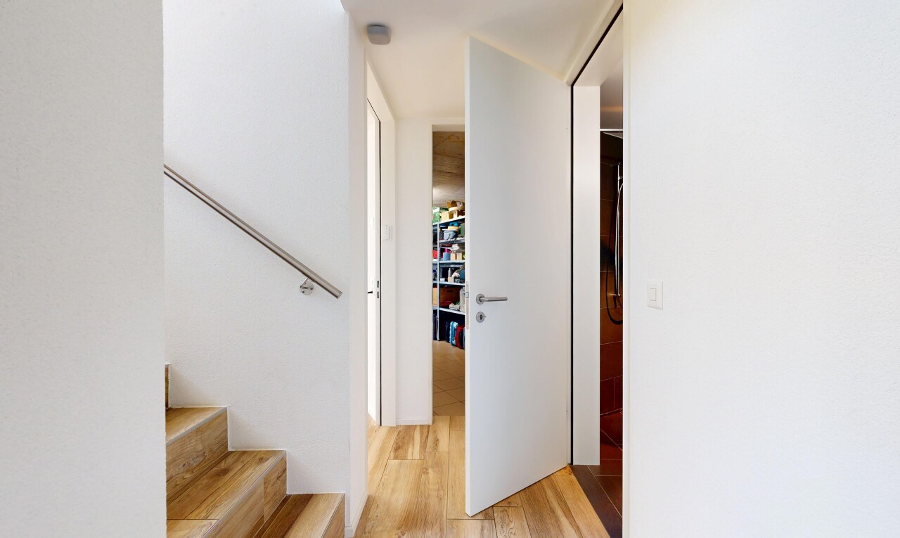 treppe mit holzfußboden, wood finish floor, inside property, treppen, und gipskartonwand