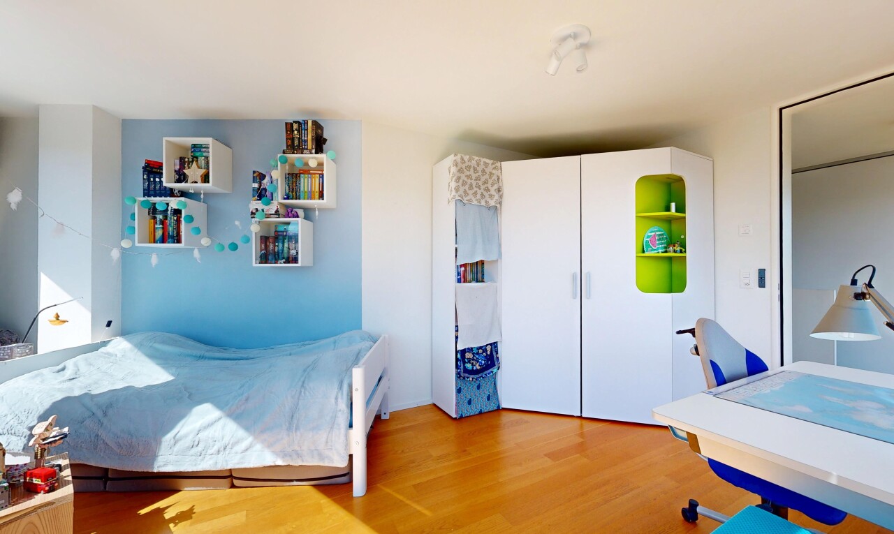 zimmer / schlafzimmer mit wood finish floor, holzfußboden, drywall, gipskartonwand, und inside property
