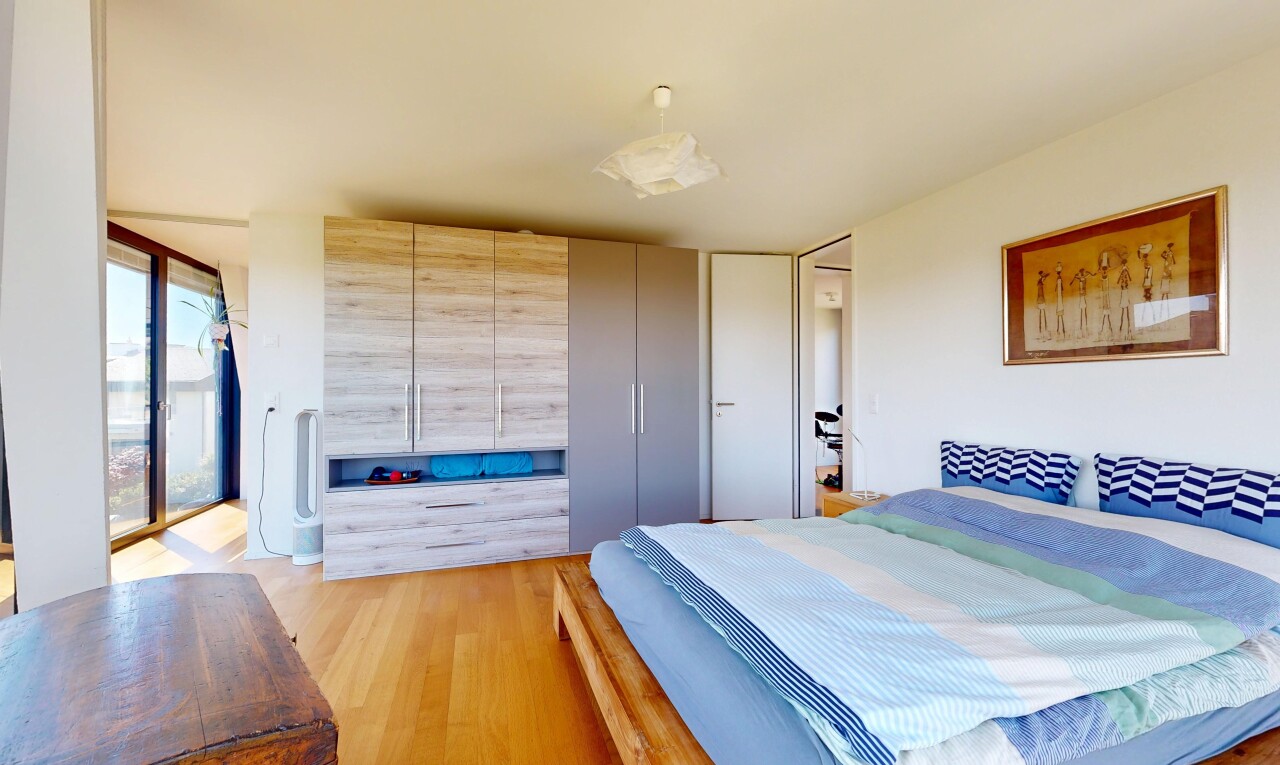 zimmer / schlafzimmer mit drywall, gipskartonwand, natural light, natürliches licht, und wood finish floor