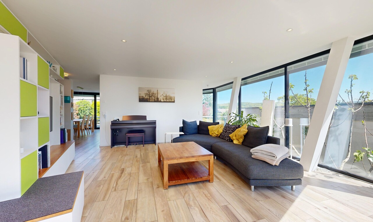 wohnzimmer mit day time, inside property, holzfußboden, wood finish floor, und light floor