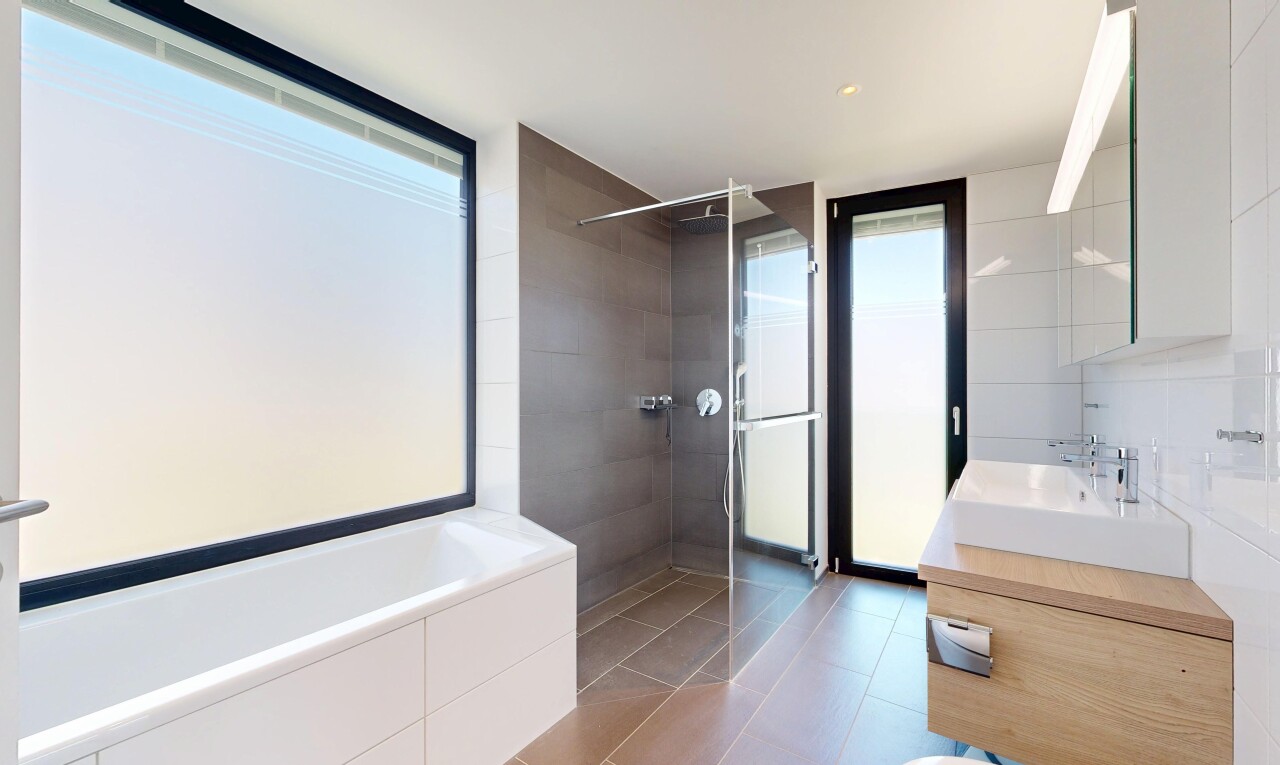 bad mit bad, dusche, schminktisch, komplettes badezimmer, und fliesenboden
